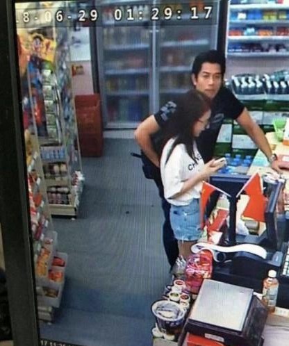 网友晒出郭富城和老婆方媛深夜便利店买零食照片：二人休闲打扮简单范