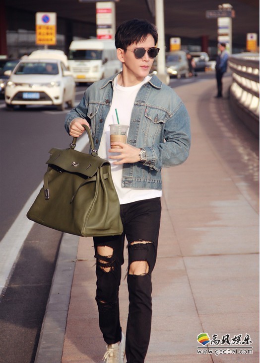 黄宥明现身机场：潮范牛仔上衣超酷破洞仔裤，绿色大号杀手包黑超眼镜