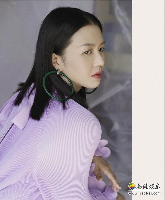 谭维维温情回归《跨界歌王》第三季：一袭极具质感的紫色长裙优雅出镜