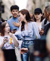 郑秀妍亮相时装周  浅蓝色镂空蝴蝶结上衣加紧身漆皮裤