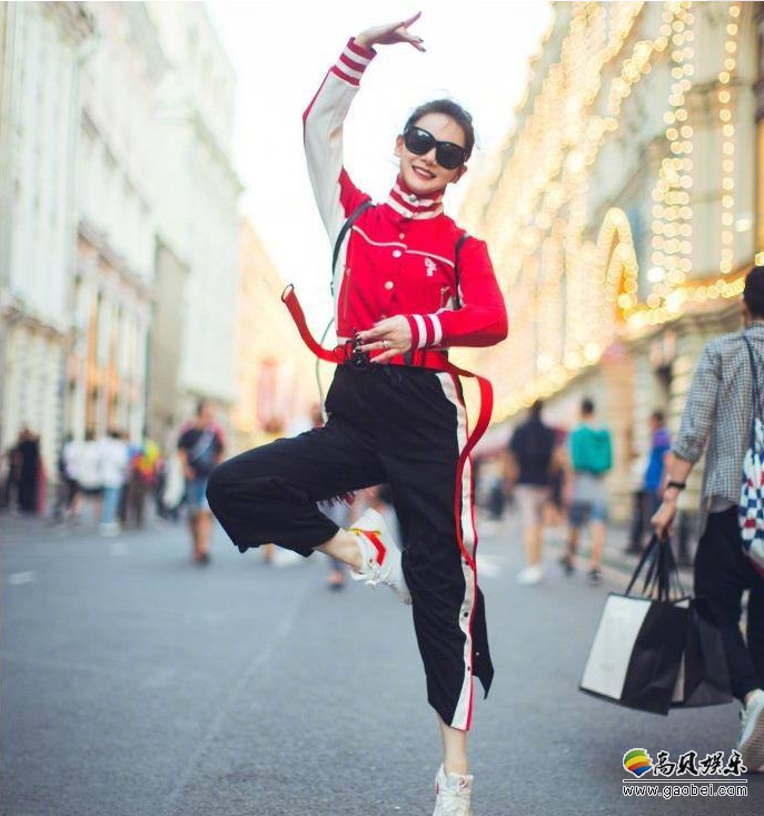 戚薇晒出照片：身穿红色运动套装，在俄罗斯街头跳跃招手，青春有活力
