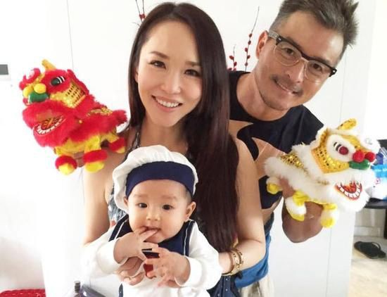 范文芳微博晒出照片：丈夫李铭顺和儿子坐台阶上，吐舌卖萌，笑容满面