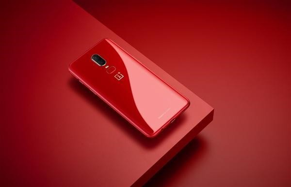 一加手机发布一加6琥珀红：玻璃机身达到“琥珀”深邃和晶莹剔透