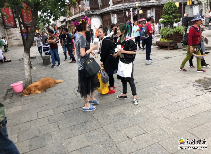 网友在大理古城偶遇吕佳容：她跟友人一起逛古城！大笑的模样相当可爱