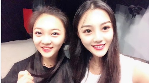 官方微博晒出林妙可与同学合照：这次林妙可瘦出了尖下巴变小V脸