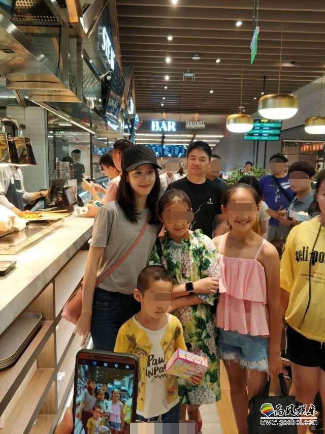 网友某超市偶遇刘强东夫妇：热情的顾客跟“奶茶妹妹”章泽天合影留念