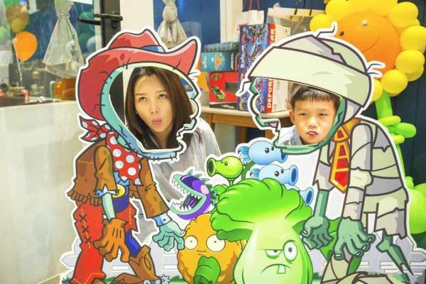 何洁更新微博庆祝大儿子七宝四岁生日快乐：庆生现场被布置成植物王国