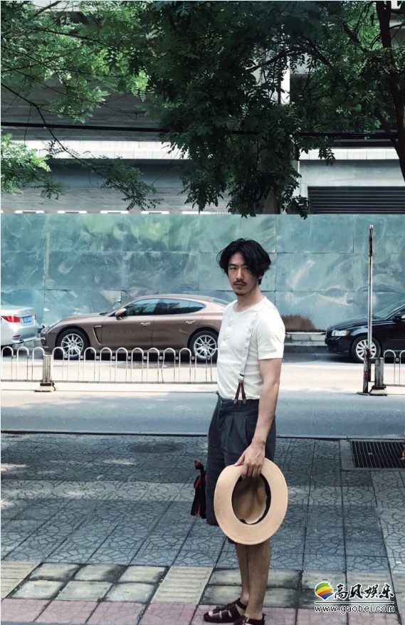 江奇霖最新旅行写真照：场景转换，游走在各个城市，多变造型风格独特