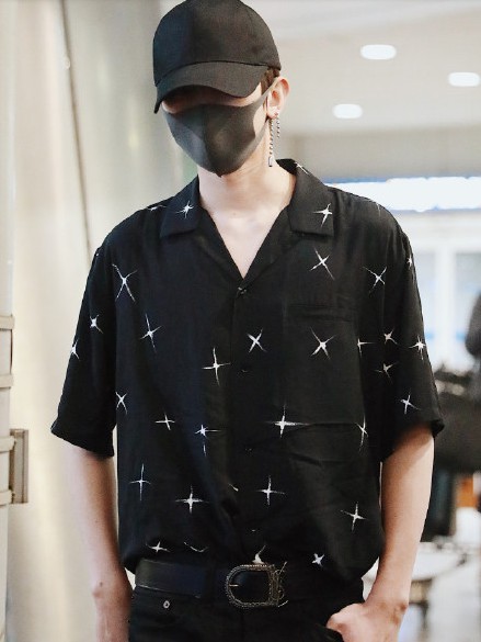 蔡徐坤现身韩国仁川机场：一身黑衣，帽子和口罩遮面，大长腿十分抢镜