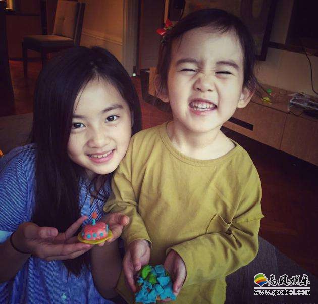黄磊妻子孙莉微博晒出一组多多和多妹照片：姐妹一起手牵手，十分可爱