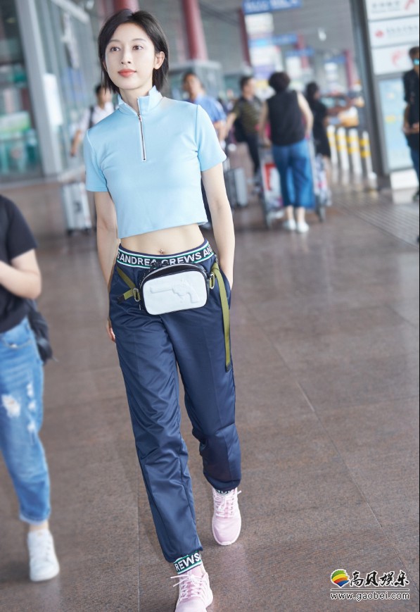 张俪现身首都机场：短T搭配宽松运动裤，将运动服穿出时髦感！脸变圆润