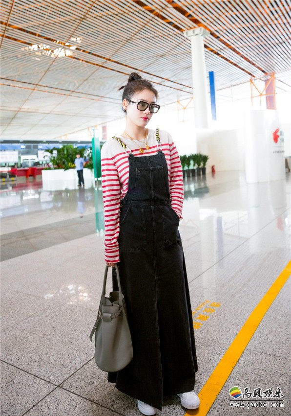 马思纯现身首都机场：身穿红白条纹衫＋黑色背带牛仔裙，充满休闲活力