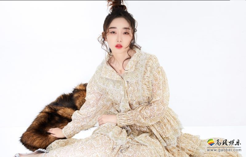 蒋梦婕时尚大片：略显凌乱的丸子头造型“坳”出高难度姿势，灵气十足