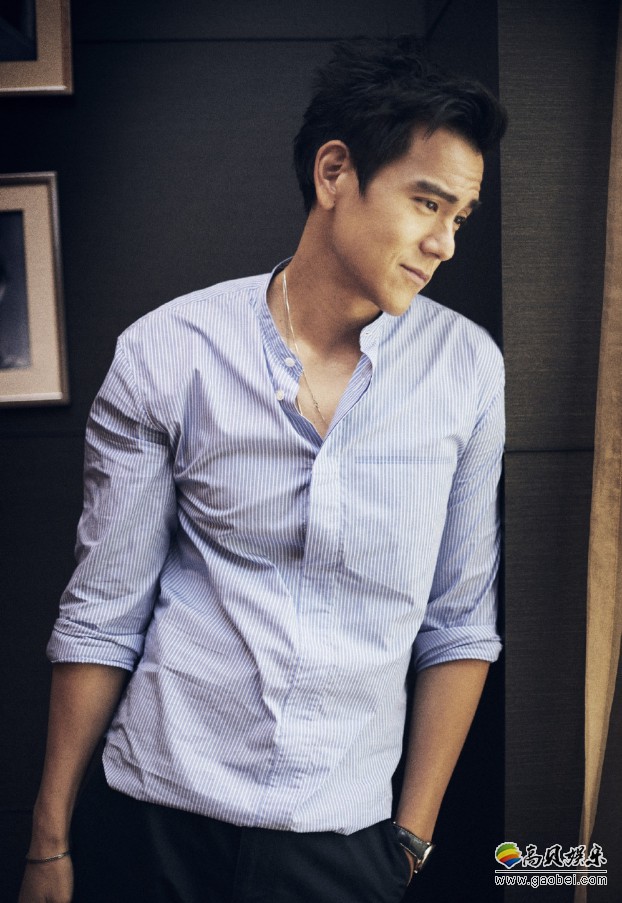 彭于晏最新写真大片：休闲西装在房间一角帅气凹造型，凸显霸道总裁范