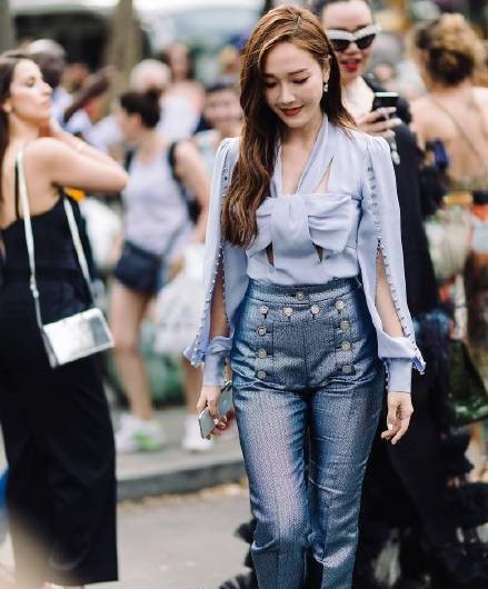 Jessica郑秀妍亮相巴黎时装周：一身浅蓝色镂空蝴蝶结上衣加紧身漆皮裤