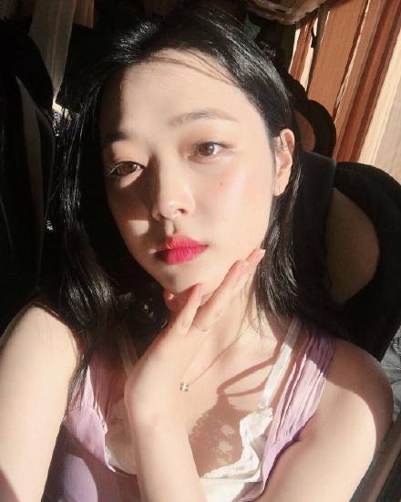 雪莉在个人社交平台上晒出了自拍：阳光打在脸上显得皮肤非常白皙通透