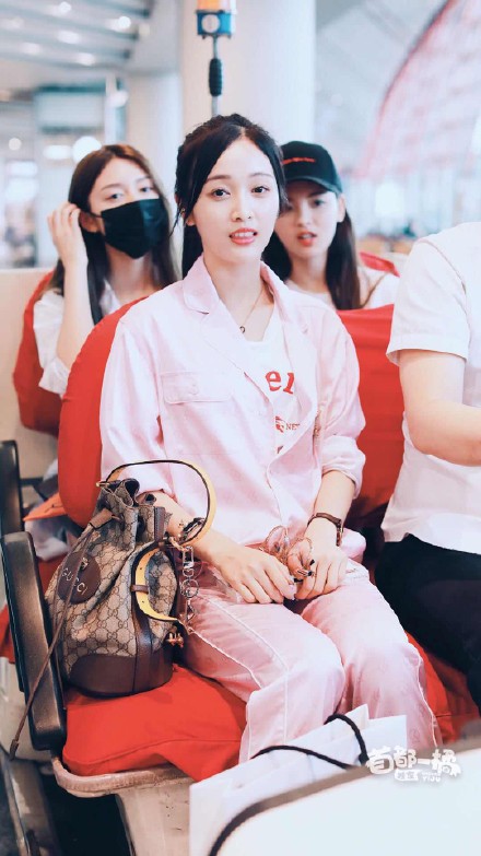 吴宣仪现身北京机场：粉色睡衣可爱时尚，一双朦胧大眼睛，少女感十足