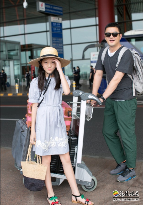 李亚鹏与李嫣现身机场：启程巴黎参加某时装秀！李嫣第二次为品牌走秀