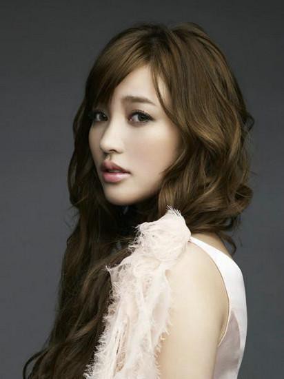 金莎微博发文：配图为侧颜照，精致妆容搭配红唇，给人一种勿近疏离美