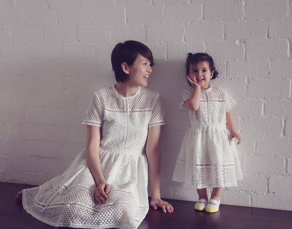 梁咏琪晒出照片：手捧美食笑容灿烂，女儿古灵精怪做鬼脸，母女很温馨