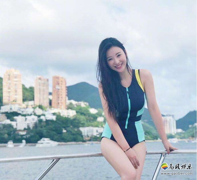 柳岩微博晒出一组美照：身穿连体泳衣，大秀曲线，娇笑连连，十分性感