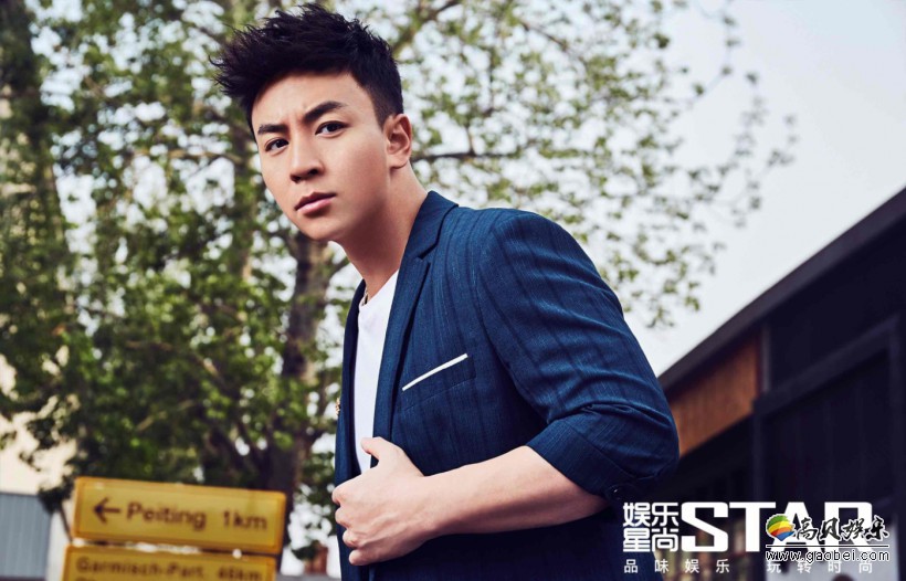 释小龙最新写真照：身穿休闲条纹西装搭配白色短袖，短发造型干净利落