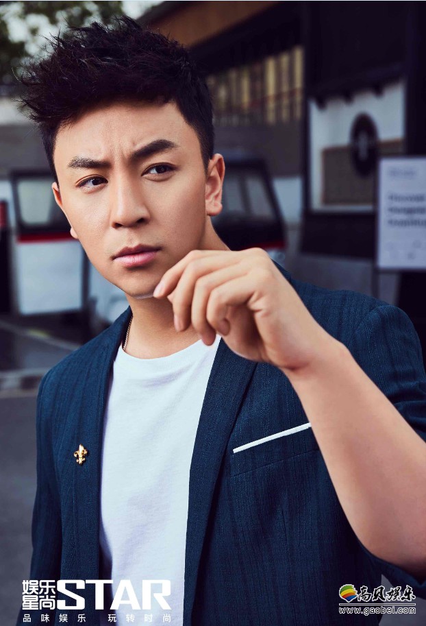 释小龙最新写真照身穿休闲条纹西装搭配白色短袖短发造型干净利落