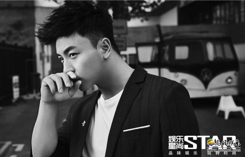 释小龙最新写真照身穿休闲条纹西装搭配白色短袖短发造型干净利落