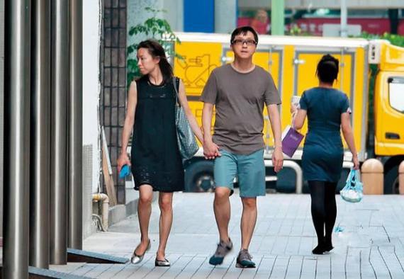 据台媒报道：57岁哈林庾澄庆与43岁主播老婆张嘉欣将于11月喜迎新生儿