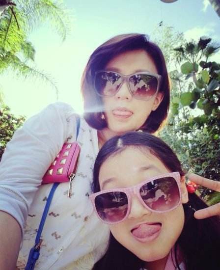 贾静雯大女儿梧桐妹在社交网站上晒出了自己照片：令自己的正面照曝光