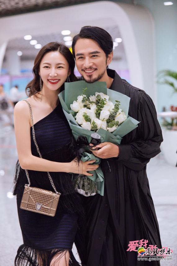 《爱我，你敢吗？》国内杀青：剧组为杀青演员献上鲜花，准备杀青蛋糕