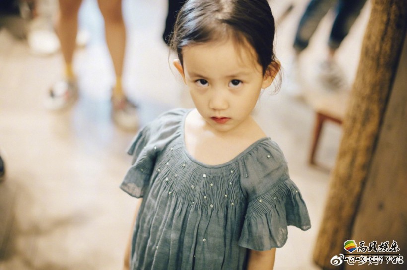 7月3日,孙莉微博晒出一组两女儿美照,并配文:"妹妹懵懵哒.