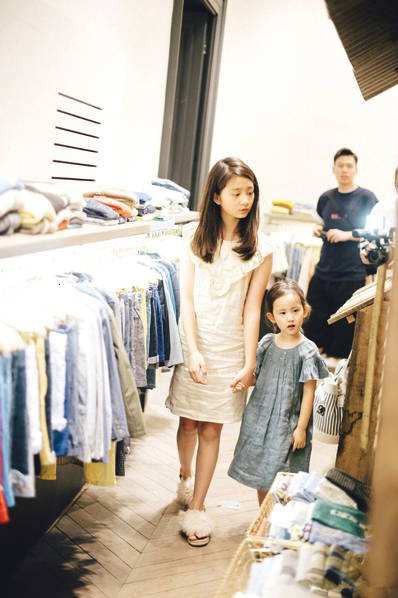 孙莉晒出两女儿美照：多妹眼睛圆圆表情呆萌，姐姐多多亭亭玉立女神范