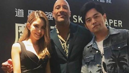 周杰伦现身北京发布会为娇妻捧场：并在ins上分享夫妻与巨石强森合影