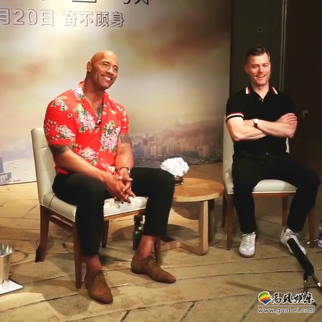 巨石强森晒出活动照：穿着红色花衬衫！却被网友们调侃成“翠花家被面”