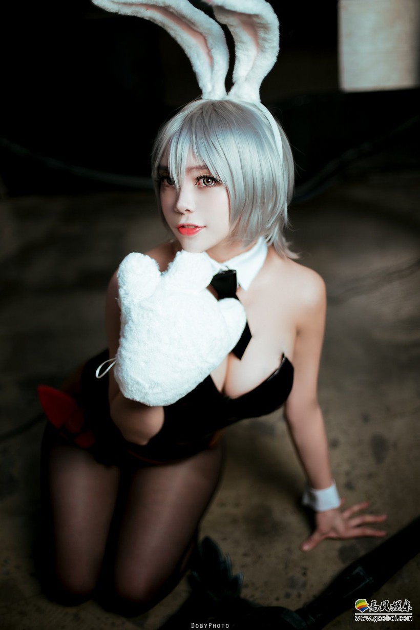 韩国美少女“英雄联盟瑞文兔女郎”COS：性感装束＋火辣身材＋黑丝豪乳