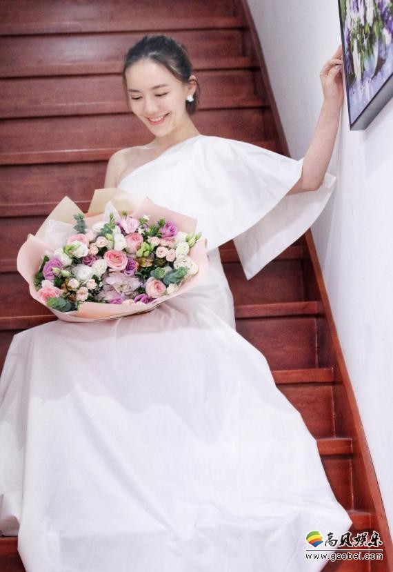 吕佳容过生日：身穿白色斜肩性感小礼服，笑容甜美幸福！收获生日惊喜