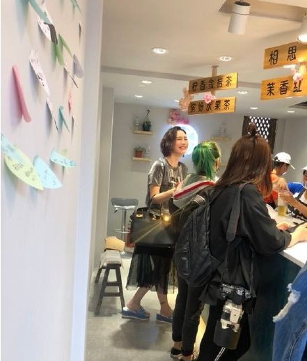 网友云南大理偶遇到吕佳容：头顶花环、休闲装扮与好友游玩！心情大好