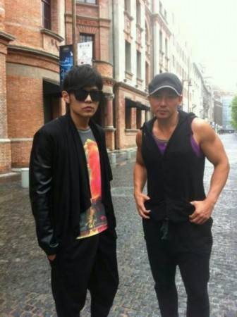 刘畊宏微博上晒出健身照：好友周杰伦也一同入镜，戴着墨镜单指转篮球