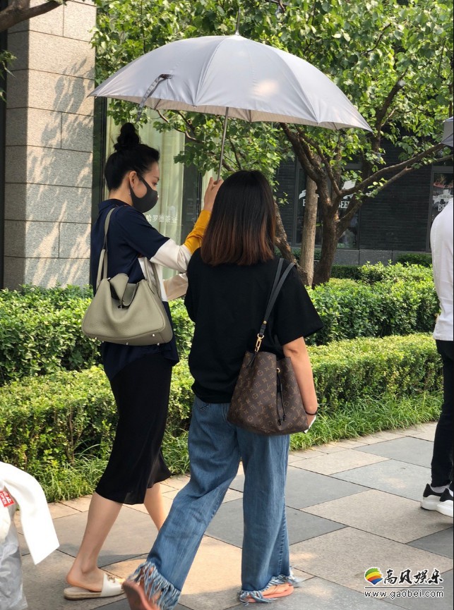 王鸥现身北京坊商业街：烈日当空举着遮阳伞与同行人员步行到工作地点