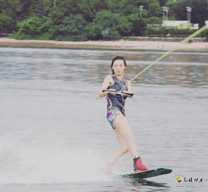 张柏芝分享游艇出海照片：身穿紧身衣热裤玩冲浪，小腹平坦破怀孕传闻