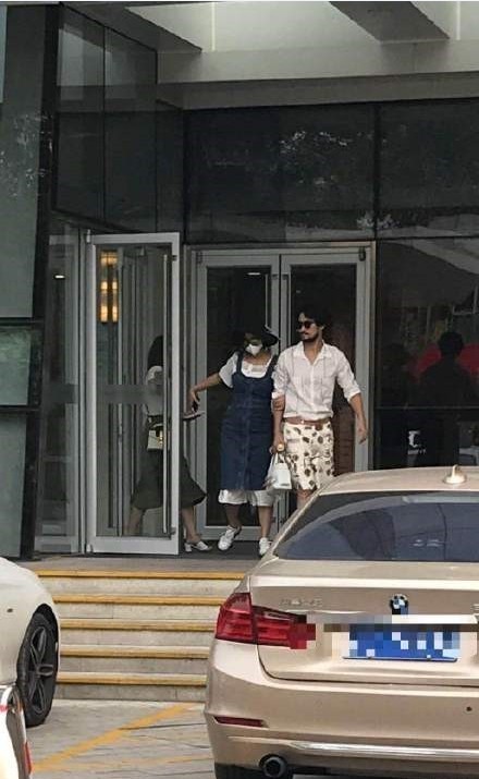 网友某妇产科偶遇张歆艺和袁弘：两人手挽着手！帽子口罩墨镜十分低调