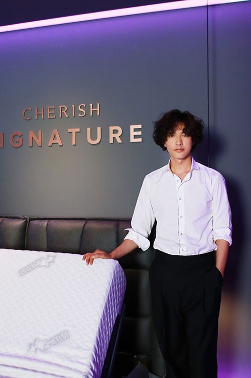 国民男演员元彬出席粉丝签名会：亲切停下脚步同记者以及粉丝挥手问候