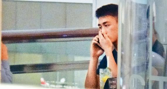 何猷君现身香港：抽空到中环置地广场的Hermes扫货，买礼物送给女朋友