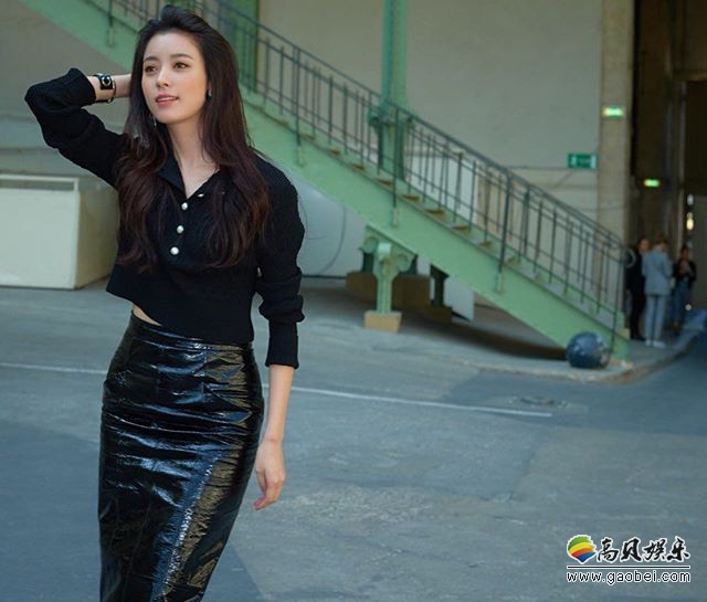 韩国女演员韩孝周出席法国巴黎2018秋冬时装秀：超近镜头颜值依然能打