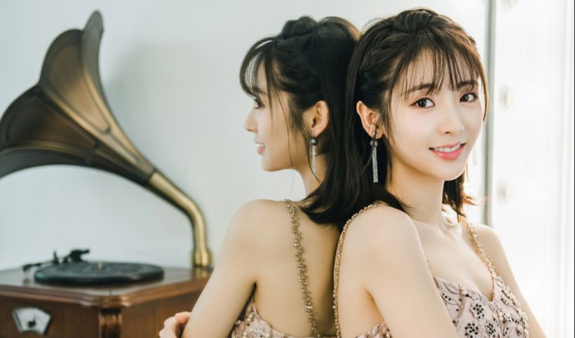 邢菲甜美写真大片：她身着吊带碎花连衣裙，充满时尚动感而又性感迷人