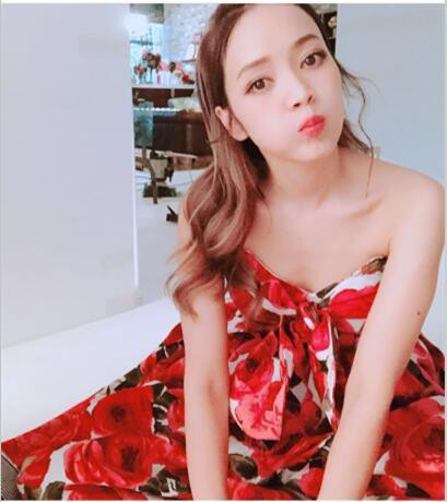 侯佩岑晒出工作照：梳着浪漫卷发，身穿红色印花洋装，皮肤白皙有光泽