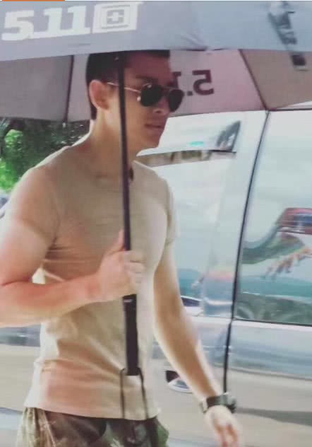 网友分享贾乃亮剧组为粉丝签名画面：贾乃亮穿着军人训练装！皮肤黝黑