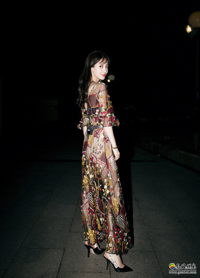 工作室晒出Angelababy写真美照：风格复古，造型美艳，性感中带着甜美