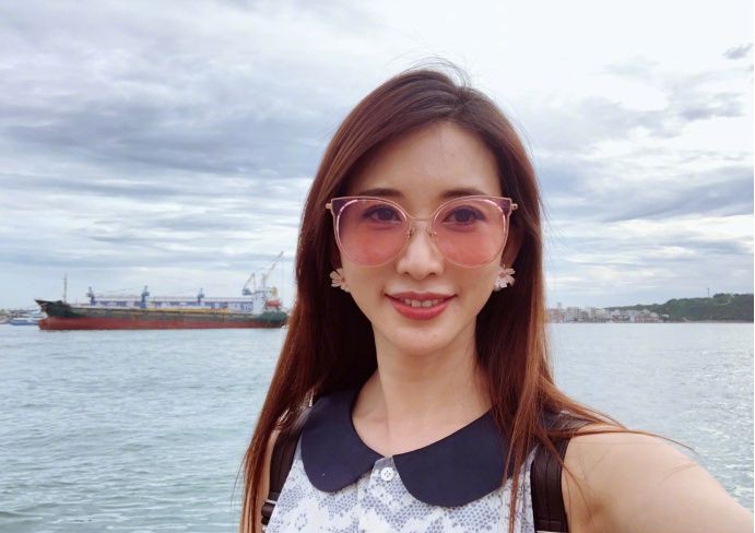 林志玲晒出美照：灰底蕾丝公主领上衣，粉色少女心墨镜，比V字卖萌自拍